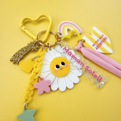 Porte-clés grigri Maman soleil coloré avec marguerite et arc-en-ciel