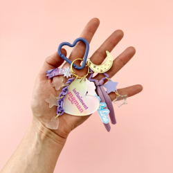 Détail porte-clés charms lune étoile cœur pastel cadeau maman