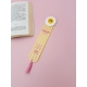 Marque-page en plexiglas rayé jaune avec marguerite kawaii et texte personnalisé