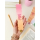 Marque-page en plexiglas rose et orange avec citation sur les livres et les voyages