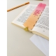 Marque-page en plexiglas rose et orange avec citation sur les livres et les voyages