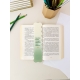Marque-page en plexiglas vert et beige avec citation Les plus beaux voyages tiennent dans un livre