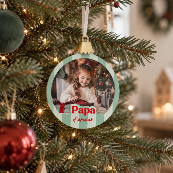 oule photo Papa d’amour à rayures vertes suspendue dans un sapin