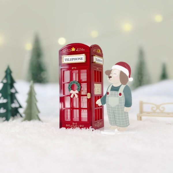 Décoration de Noël avec cabine téléphonique