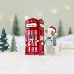 Décoration de Noël avec cabine téléphonique