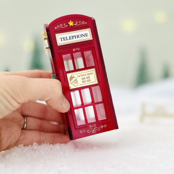 Petit décor de Noël avec cabine téléphonique rouge