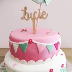Gâteau anniversaire décoré d'un cake topper en bois prénom