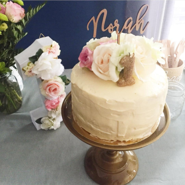 Figurine en bois gâteau d'anniversaire enfant, prénom calligraphie