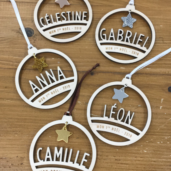 Boule de Noël personnalisée bois et petite étoile
