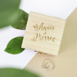 Boîte à alliances en bois personnalisée avec prénoms