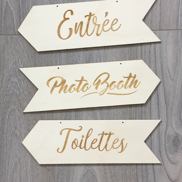 Panneau directionnel en bois pour photo booth