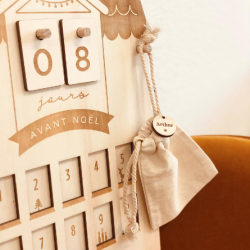 Joli calendrier de l'Avent en bois modèle maison de campagne