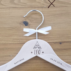 Cintre enfant en bois modèle tipi