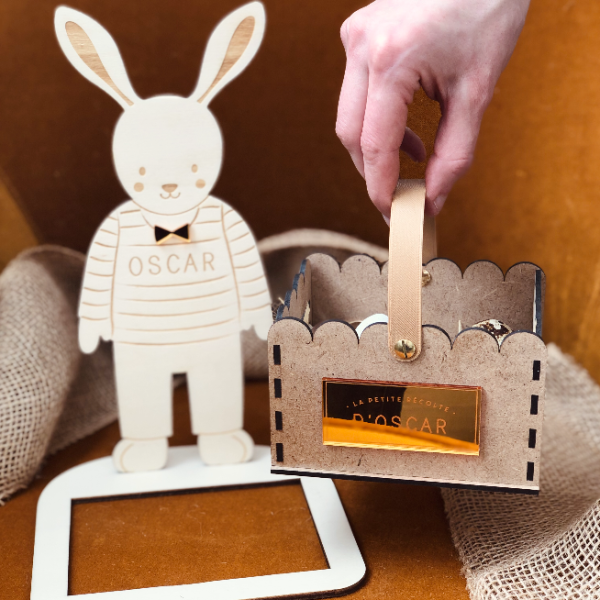 Décoration Pâques personnalisée lapin et panier pour chasse aux oeufs