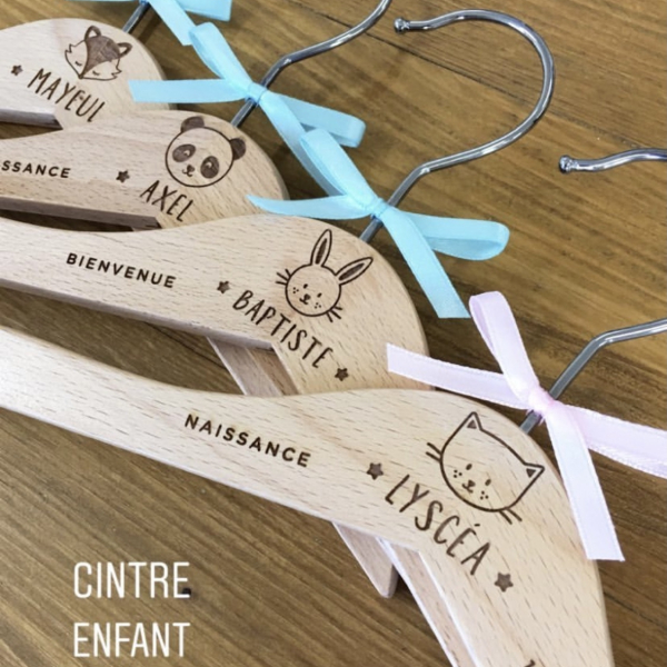 Cintre enfant en bois personnalisable avec prénom, cadeau de naissance