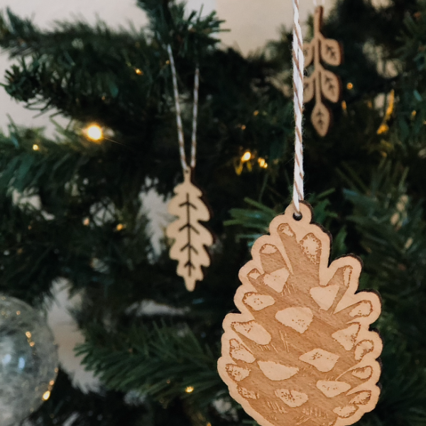 Suspensions en bois sapin de Noël feuilles d'acacia