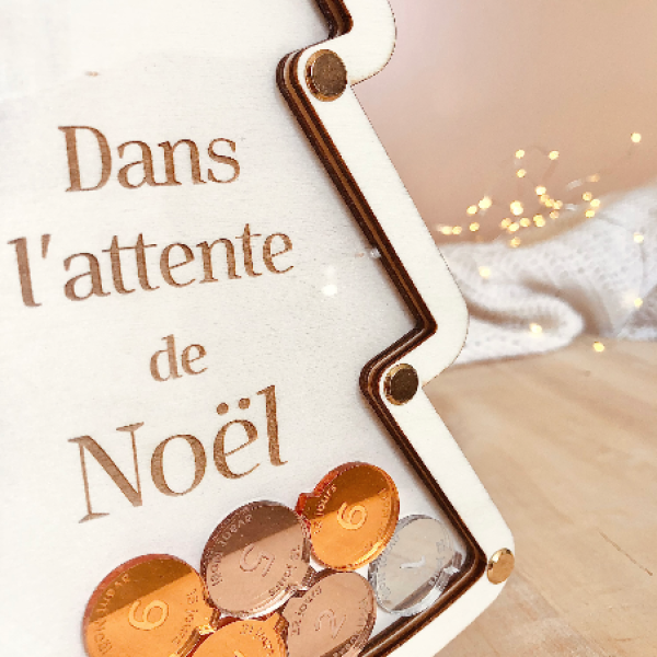 Calendrier de l'Avent design en bois, sapin avec pochon cadeau