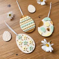 Oeufs en bois et plexiglas à suspendre pour Pâques