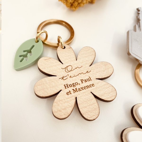 Porte-clés en bois marguerite, cadeau utile maman