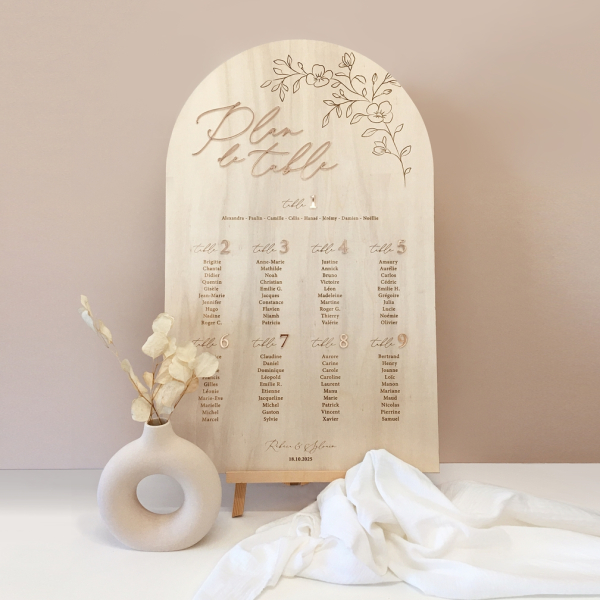 Plan de table en bois, plan de table mariage fleuri