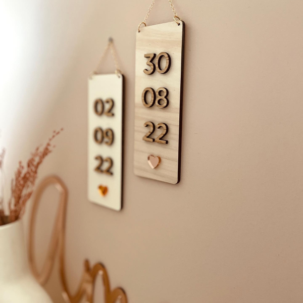 Décoration originale en bois date symbolique