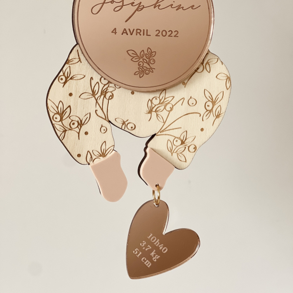 Décoration murale chambre bébé, poupon Marie Savart en bois