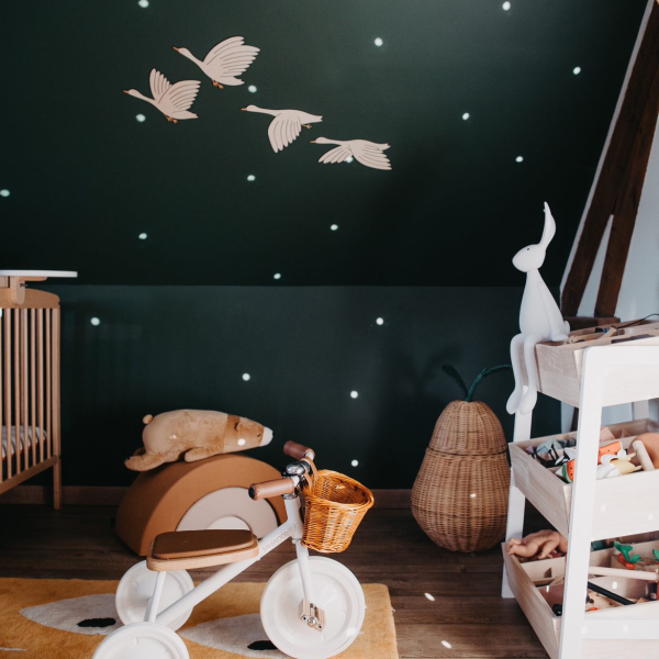 Décoration originale chambre d'enfant, envolée d'oies en bois
