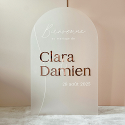 Panneau d'accueil mariage en plexiglas opale avec prénoms en miroir