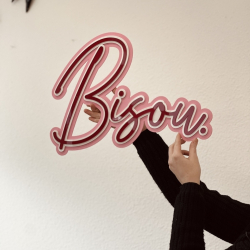 Décoration murale colorée enseigne Bisou format 50 cm