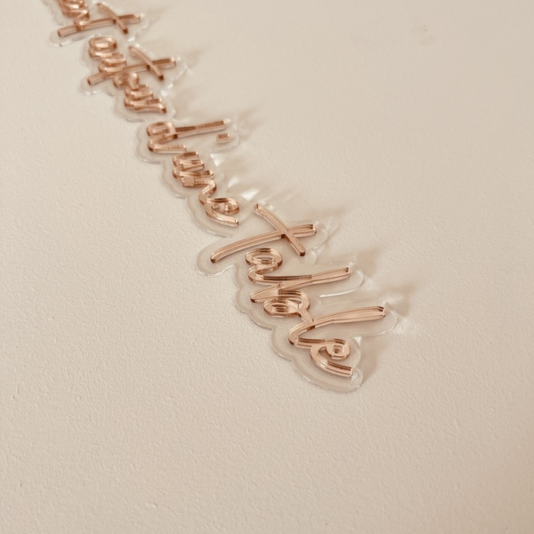 Décoration murale sur-mesure style néon, citation miroir rose gold