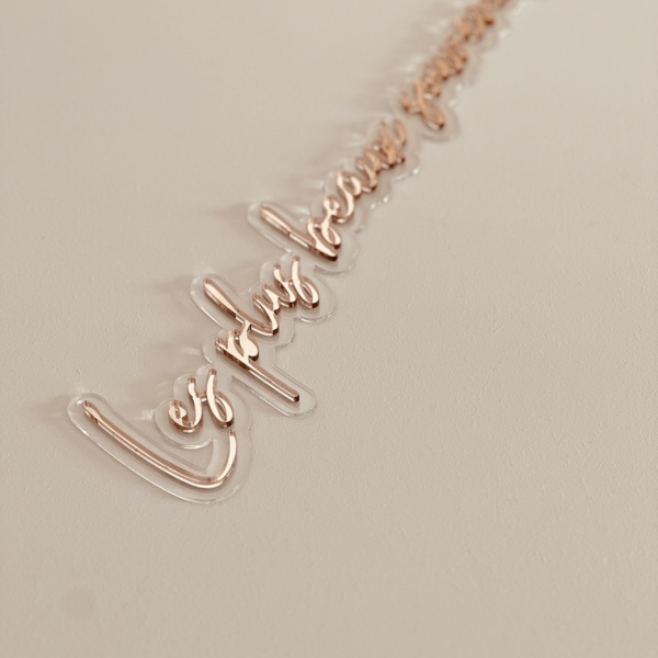 Décoration murale sur-mesure style néon, citation miroir rose gold