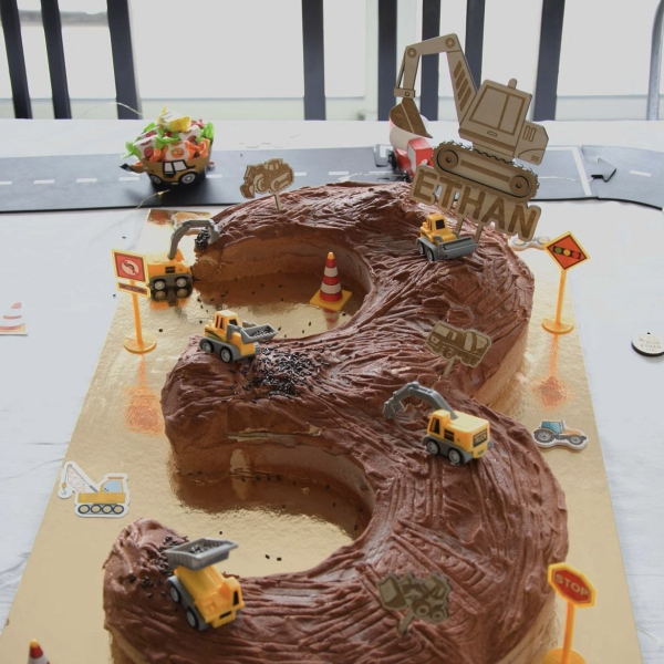 Cake topper en bois pelleteuse, anniversaire chantier
