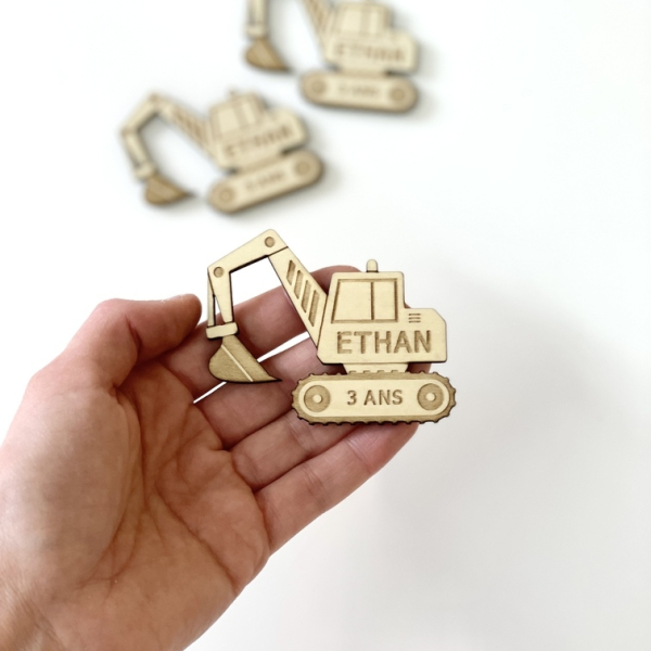 Magnet en bois personnalisé, anniversaire engins de chantier pelleteuse
