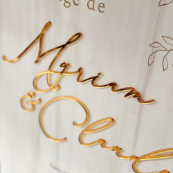 Panneau de bienvenue mariage en bois et prénoms plexiglas or