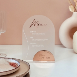 Menu mariage sur socle plexiglas opale et miroir rose gold, collection minimaliste