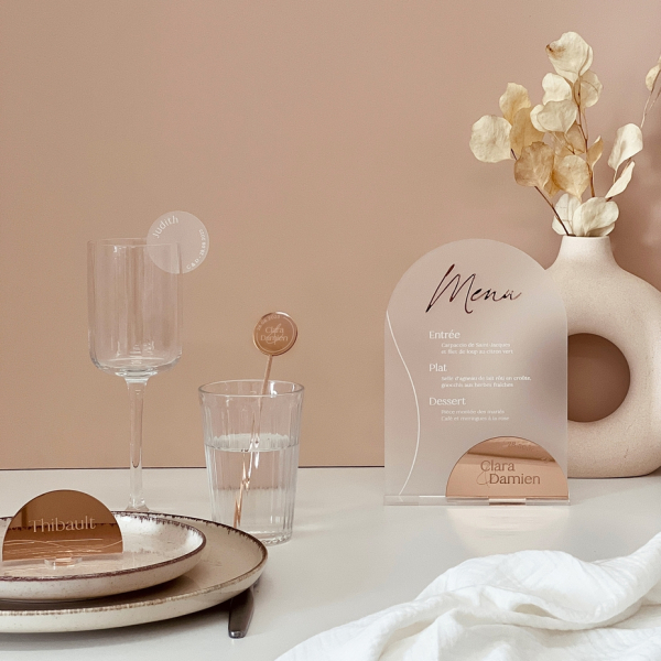 Décoration mariage minimaliste, menu en plexiglas sur socle