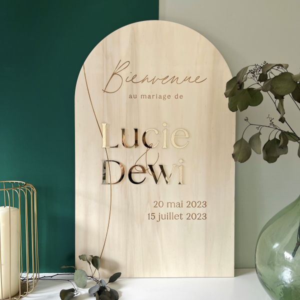 Panneau d'accueil mariage minimaliste bois et plexiglas