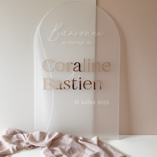 Panneau de bienvenue mariage plexiglas blanc opale et miroir rose gold