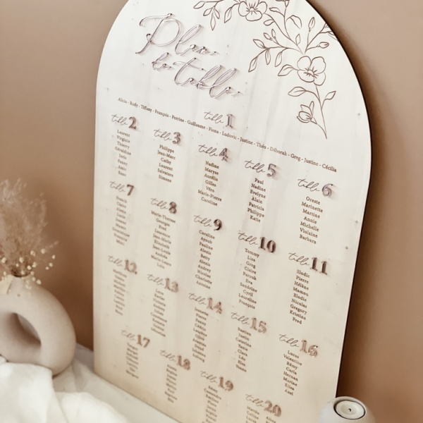 Plan de table mariage fleuri en bois et application miroir rose gold