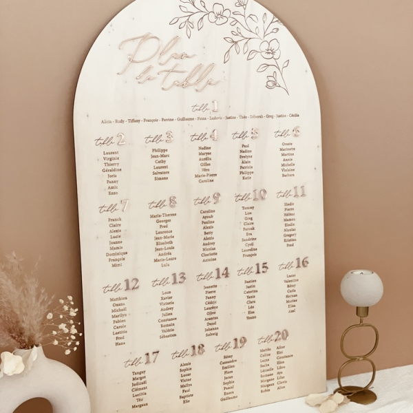Plan de table mariage fleuri en bois et application miroir rose gold