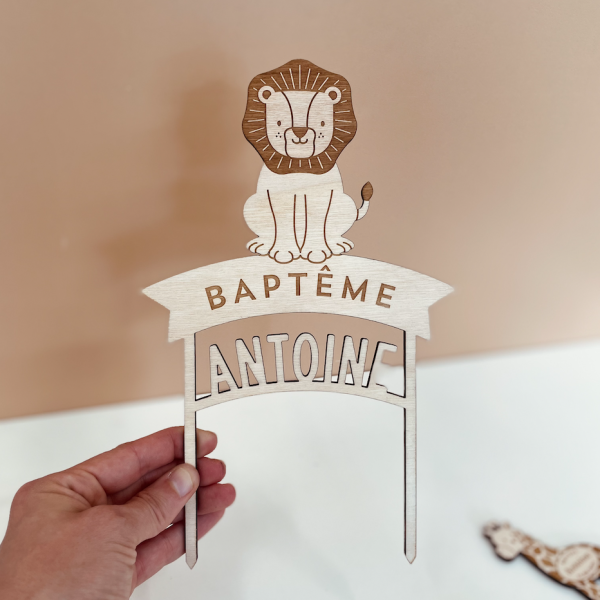 Cake topper lion en bois baptême thème savane