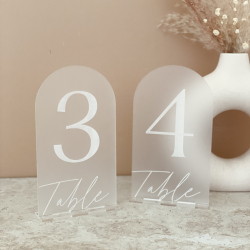 Numéros de table en plexiglas blanc opale, mariage chic