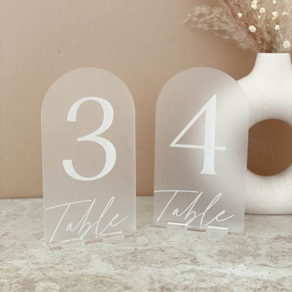 Numéros de table mariage chic, plexiglas blanc opale