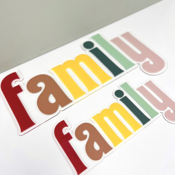 Décoration murale à accrocher mot family couleur pep's