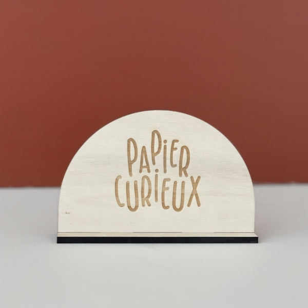 Présentoir sur pied en bois logo papier curieux