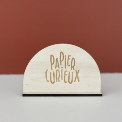 Présentoir sur pied en bois logo papier curieux
