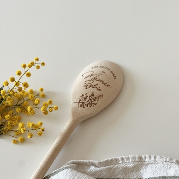 Fleurs de mimosa, cuillère en bois gravée mamie