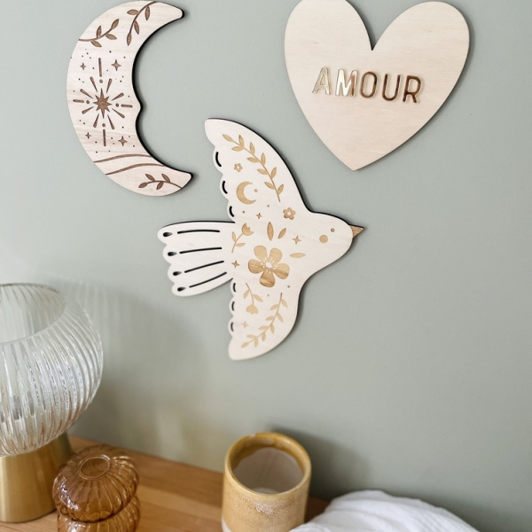 Accumulation de décorations en bois coeur lune et colombe