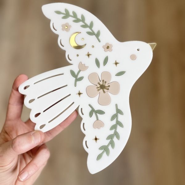 Colombe en fleurs en plexiglas rose nude, décoration chambre enfant