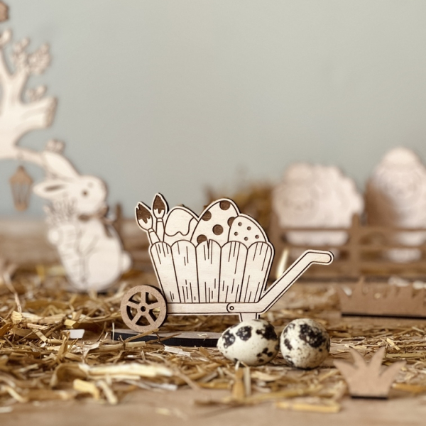 Décor de Pâques en bois, brouette et oeufs de Pâques